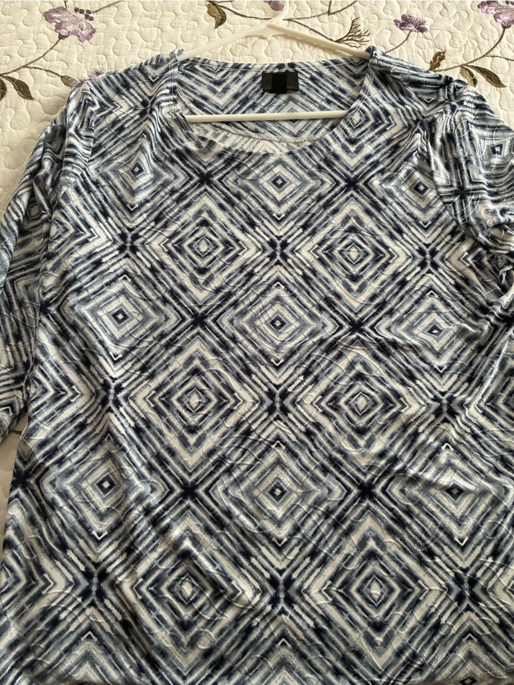 JM Collection Women’s Navy and White Geometric Crewneck Sweater